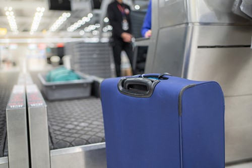 En koffert med personlige eiendeler under tollklarering på flyplassen.