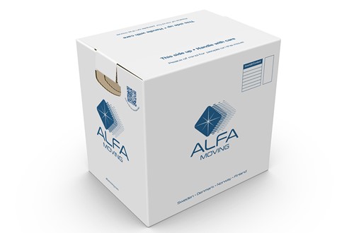 En af Alfas hvide flyttekasser med blåt Alfa-logo, som bruges til bohave for vores internationale flytninger.