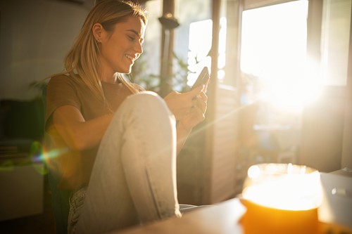 En grupp affärsmän från Norden diskuterar en flyttjänstleverantör.