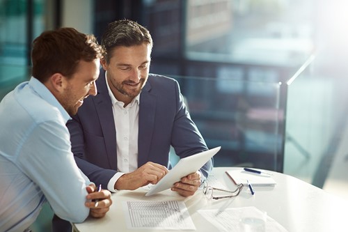 An Alfa consultant in a business meeting with a customer at the office discussing the transport solutions for an international move.