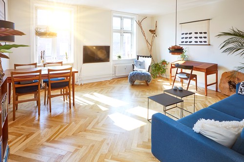 An interior of a bright, furnished apartment as an example of a flexible housing option when moving to a new country.